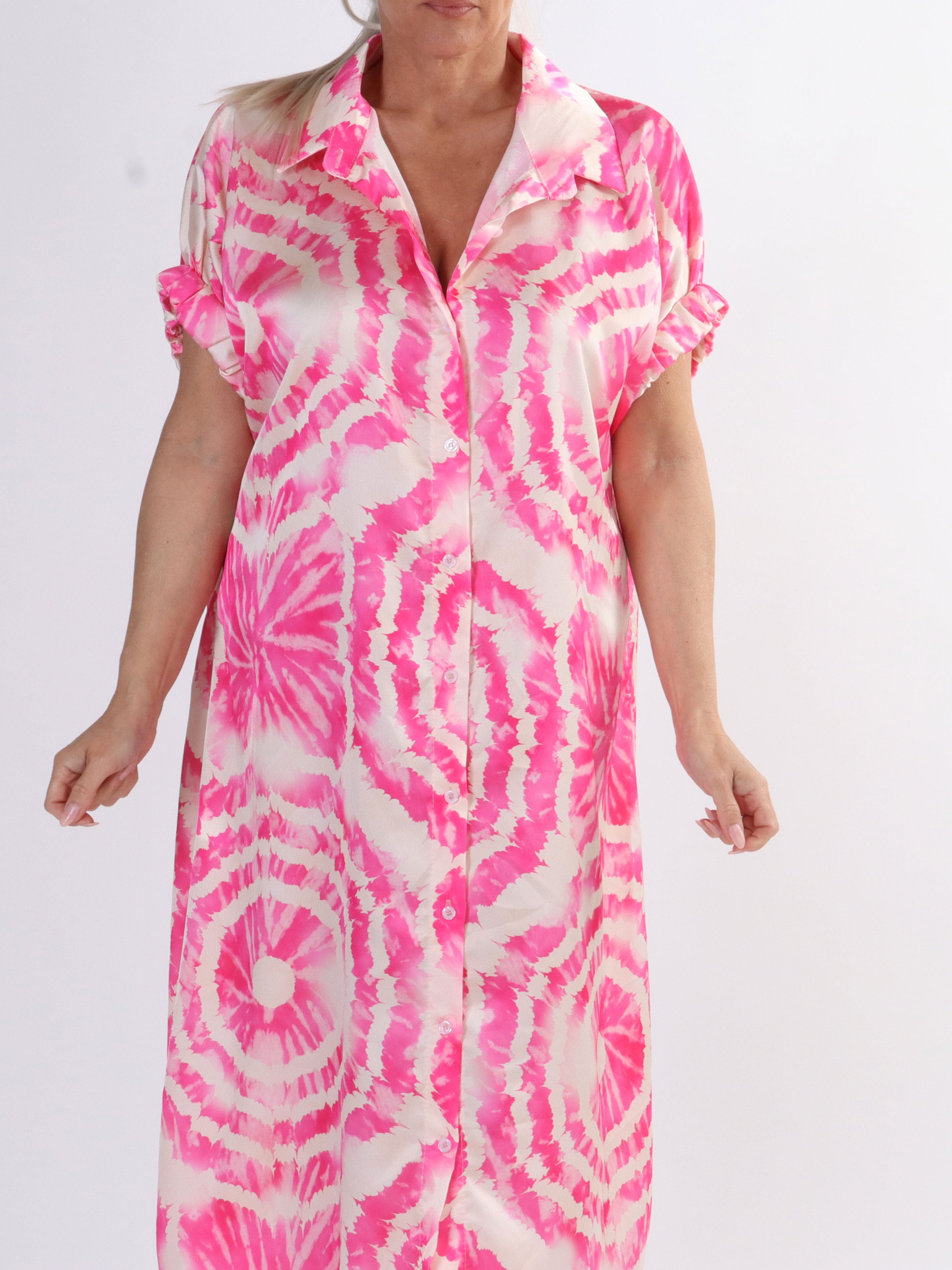 Erin - Skjortekjole i plus size med knapper og batikmønster